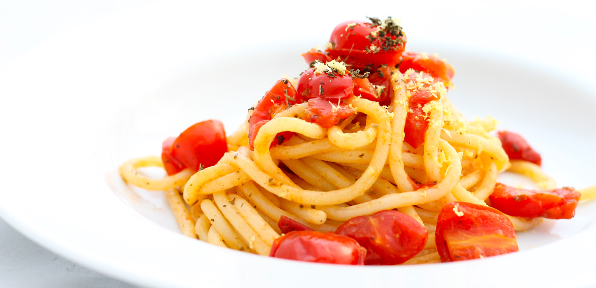 Spaghetti, pomodorini Piccadilly e basilico